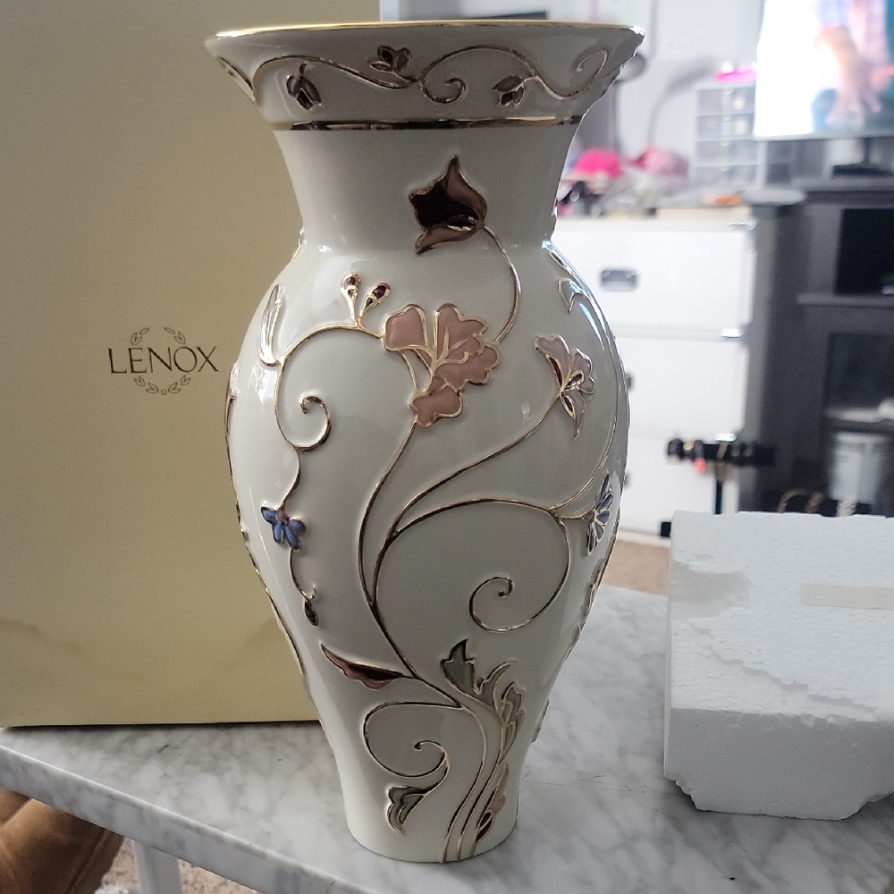 Lenox Elegant Floral Vase - Cream and Gold. New. Box Is damage